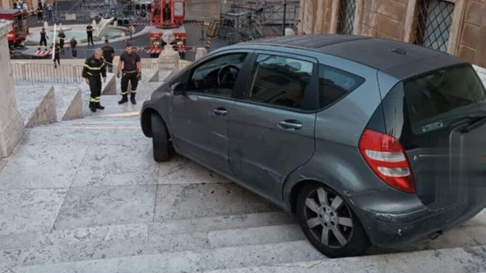 Ρώμη: 80χρονος οδήγησε Mercedes στα σκαλιά της Πιάτσα ντι Σπάνια!